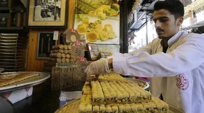 انخفاض حاد في أسعار الحلويات بسوريا: هل تعود البهجة إلى موائد السوريين؟