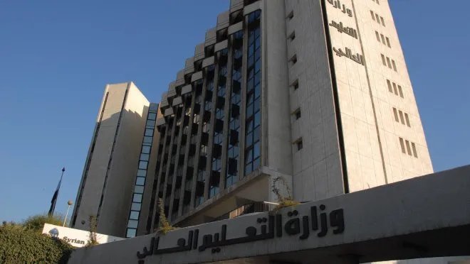 التعليم العالي تسمح بتسجيل مشروط للدراسات العليا بالكليات الطبية وتحدد مهلة لتراخيص مزاولة المهنة