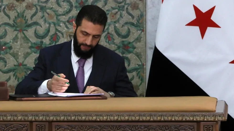 الإعلان الدستوري الجديد في سوريا يثير جدلاً: الإدارة الذاتية تنتقد وتعتبره "تقليدياً"