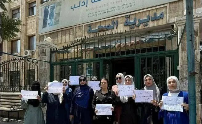 صحة إدلب تهدد بملاحقة قانونية نساء رفعن شعار 'دم السوري على السوري حرام'.. ما القصة؟
