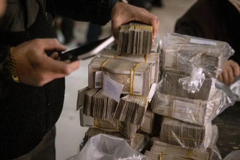 الليرة السورية تواصل انهيارها: تباين كبير في أسعار الصرف بين السوق السوداء والسعر الرسمي