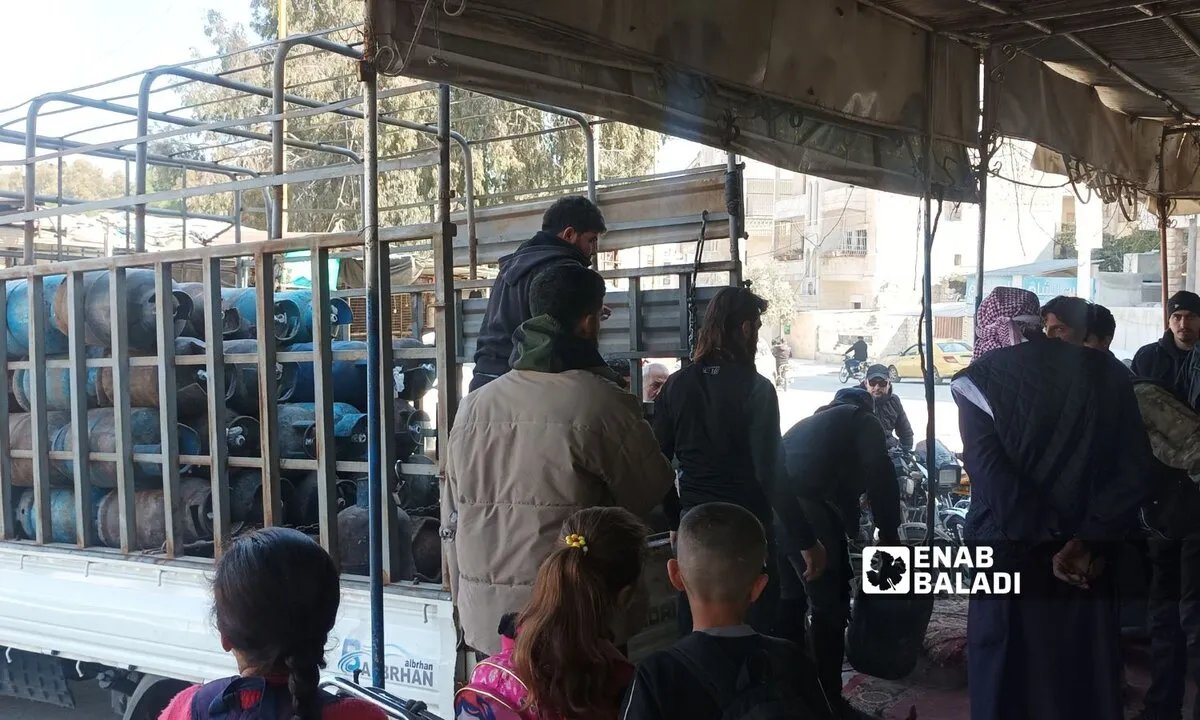 حكومة دمشق تمنع نقل المحروقات من إدلب: إجراءات صارمة لمواجهة التهريب ونقص الغاز