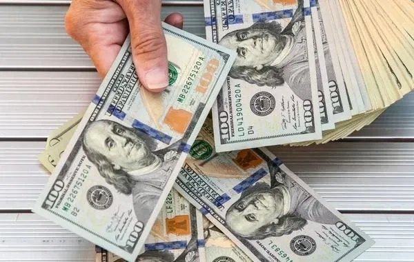 صعود مستمر: الدولار يعزز مكاسبه للأسبوع الثاني على التوالي بفضل بيانات اقتصادية قوية