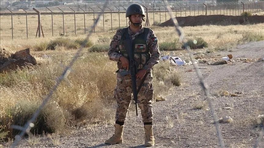 الأردن يعزز دفاعاته الشمالية وسط تصعيد في جنوب سوريا: تحركات إسرائيلية واشتباكات عشائرية