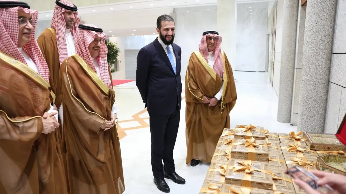 الرئيس الشرع يبحث مع رجال أعمال سعوديين تعزيز التعاون الاقتصادي والاستثماري بين دمشق والرياض