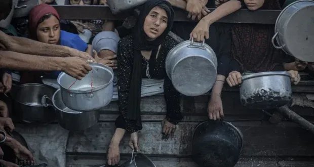 غزة على حافة المجاعة: قتلى وجرحى بنيران إسرائيلية أثناء توزيع المساعدات وإنذارات إخلاء جديدة