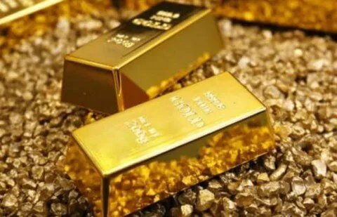 الذهب يقفز لأعلى مستوى في شهر مدفوعاً بتراجع الدولار وترقب مصير المفاوضات التجارية