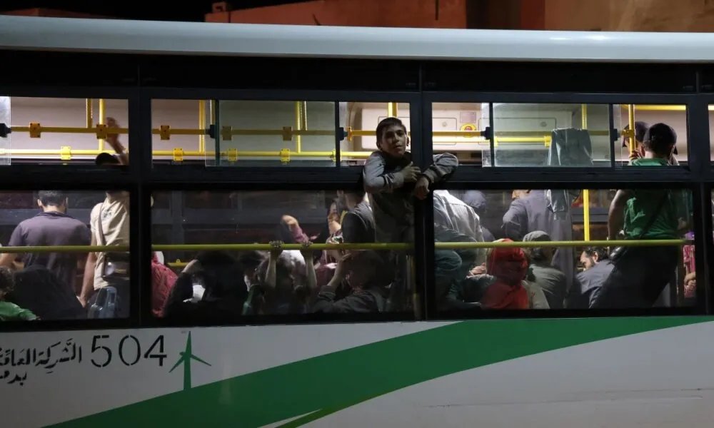 إجلاء جماعي: نقل أكثر من 500 مدني من السويداء إلى محافظة درعا بسبب التوترات الأمنية