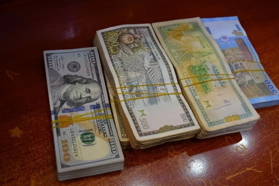 تحديث فوري: أسعار صرف الدولار واليورو والذهب مقابل الليرة السورية في السوق السوداء اليوم الخميس 24 يوليو 2025