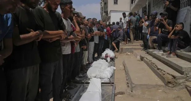 غزة تحت القصف: مقتل 30 فلسطينياً، نصفهم أثناء انتظار المساعدات، والصليب الأحمر يدعو لتحرك عاجل