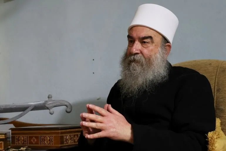 حكمت الهجري: لماذا يثير شيخ عقل السويداء الجدل ويرفض التعامل مع الدولة السورية؟