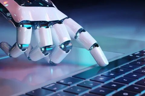إنتل تعيد هيكلة عملياتها وتخفض نفقاتها في ظل تأخرها في سباق الذكاء الاصطناعي