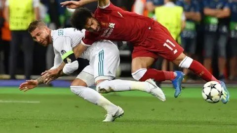 أسطورة ليفربول يطالب بمنح صلاح شارة نائب القائد بسبب "الكتف المخلوع"