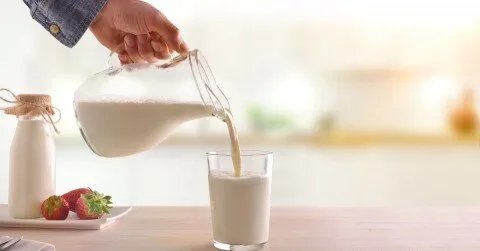 الحليب قبل النوم: فوائد صحية ومحاذير يجب الانتباه إليها