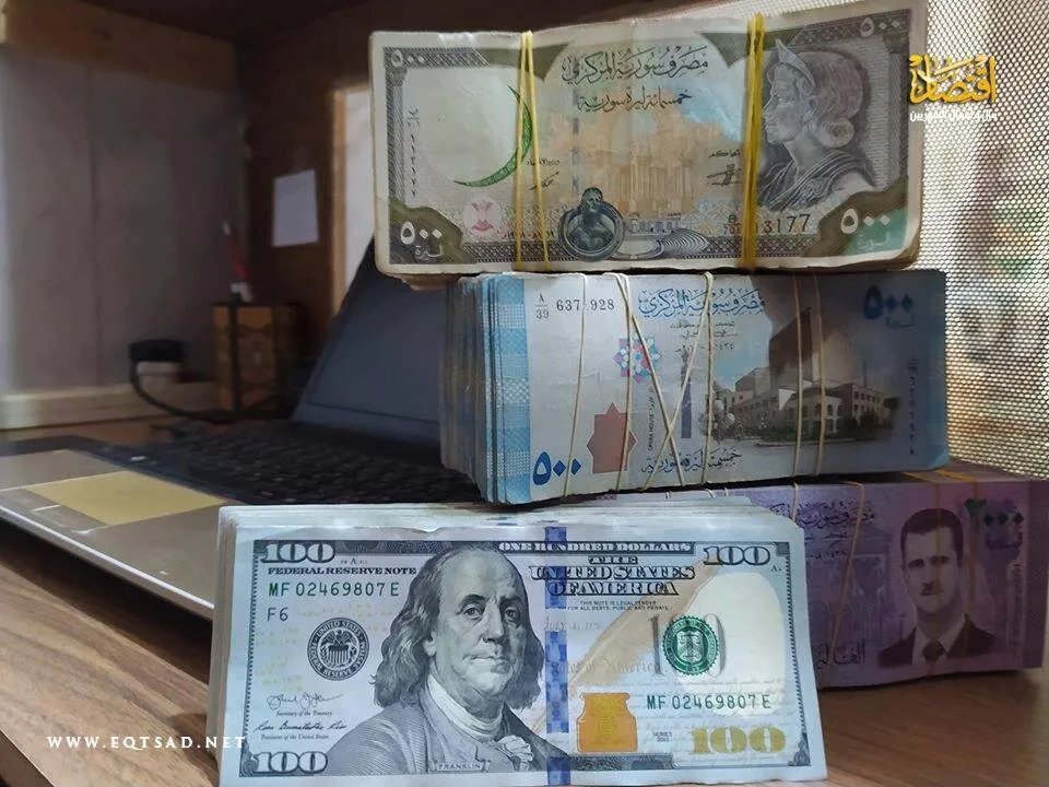 سعر صرف الليرة السورية يشهد استقراراً نسبياً مقابل الدولار في السوق السوداء