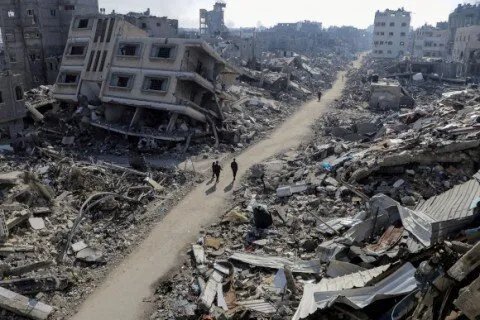 غزة تحت القصف: استشهاد العشرات، بينهم منتظرو مساعدات، في هجمات إسرائيلية متواصلة