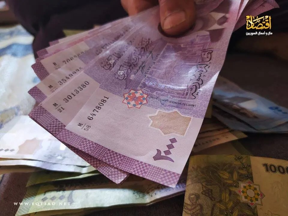 الليرة السورية تحافظ على استقرارها مقابل الدولار في السوق السوداء