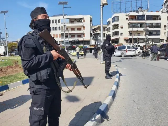مقتل عنصر أمن وإصابة اثنين في هجوم بقنبلتين يدويتين بريف اللاذقية