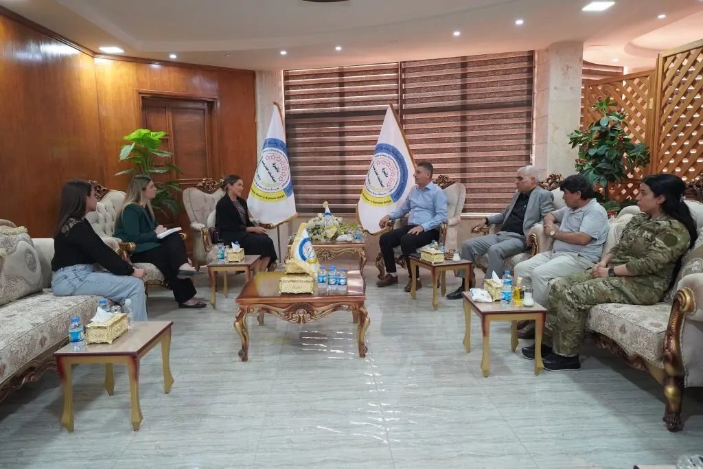 الإدارة الذاتية تسلم طفلة من عوائل داعش لوفد بريطاني