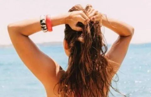 شعركِ أكثر كثافة في الصيف: دليلكِ الشامل لاستعادة الحيوية والجمال