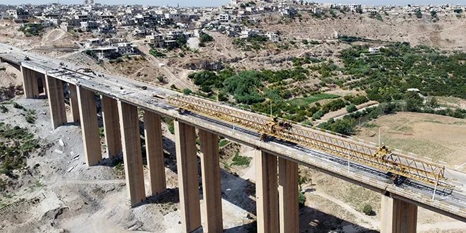 تأهيل جسر الرستن: أعمال متواصلة وتمديد التنفيذ حتى شباط القادم بسبب أضرار الزلزال