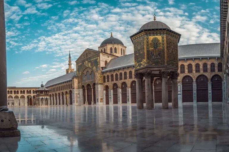 بعد واقعة السيارة في باحة المسجد الأموي: الأوقاف تصدر توضيحًا وتدعو إلى تحري الدقة