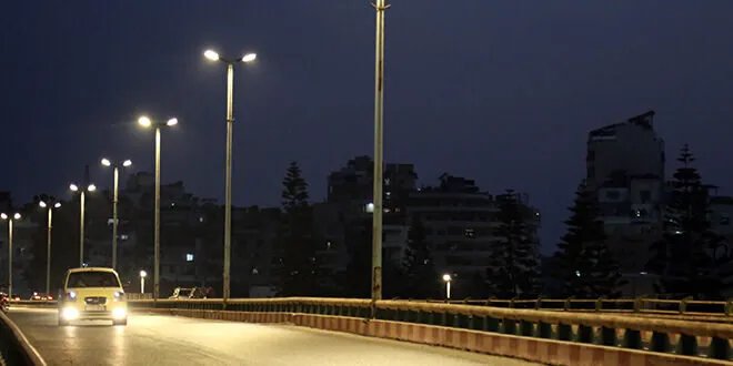 اللاذقية تضيء دوار وجسر اليمن بالطاقة الشمسية في مشروع مشترك
