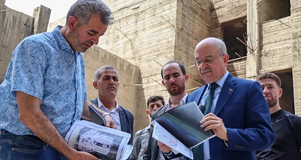وزير النقل السوري يتفقد مديريات الوزارة في دمشق ويكشف عن خطط لتطوير بيئة العمل والاستثمار في مبنى الوزارة الجديد