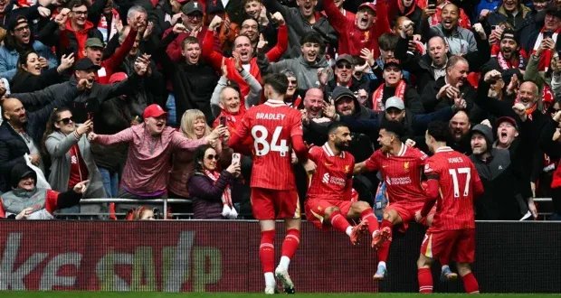ليفربول يقترب من حلم اللقب العشرين، توتنهام يسقط وتشيلسي يتعثر في الدوري الإنجليزي