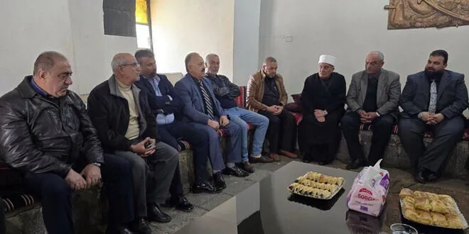 محافظ السويداء يبحث مع أمير دار عرى سبل تطوير الخدمات وتحسين معيشة المواطنين
