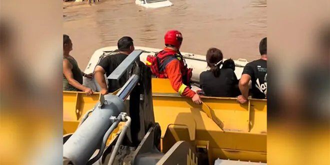 وانغ تيان يو: شاب صيني ينقذ أكثر من 100 شخص بجرافته خلال الفيضانات ويُلقب بـ "بطل الجرافة"