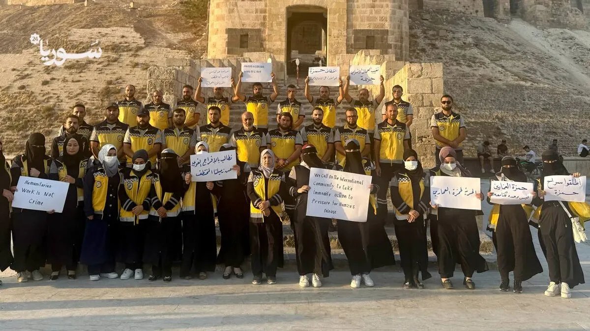 وقفة تضامنية في حلب للمطالبة بالإفراج عن متطوع الدفاع المدني حمزة العمارين المختطف في السويداء