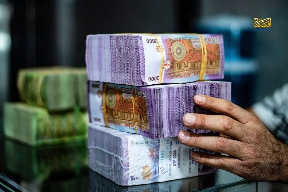 الليرة السورية تشهد تراجعاً طفيفاً في السوق السوداء مقابل الدولار