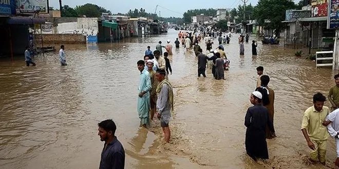 فيضانات باكستان تودي بحياة 27 شخصاً وتخلف دماراً واسعاً