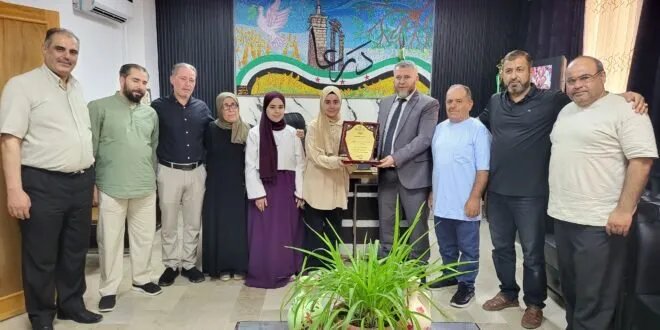 درعا تحتفي بالطالبة المتفوقة مها الدوس لحصولها على العلامة الكاملة في التعليم الأساسي