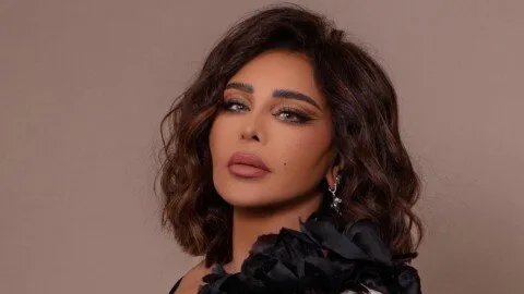 أحلام الشامسي تتألق في مهرجان قرطاج وتؤكد: مشاركتي بلا مقابل تقديرًا للمسرح العريق