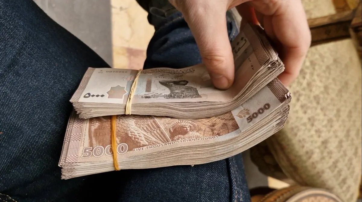 تحديثات أسعار الصرف والذهب في السوق السوداء السورية اليوم السبت 23 أغسطس 2025