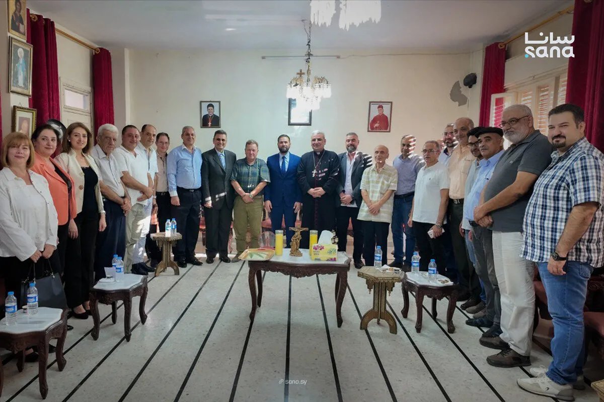 زيارة تضامنية: مدير الشؤون السياسية في حمص يتفقد كنيسة الموارنة بالحميدية ويعزز الوحدة الوطنية