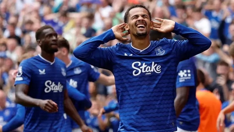 إيفرتون يحقق فوزاً ثميناً على برايتون في الدوري الإنجليزي الممتاز