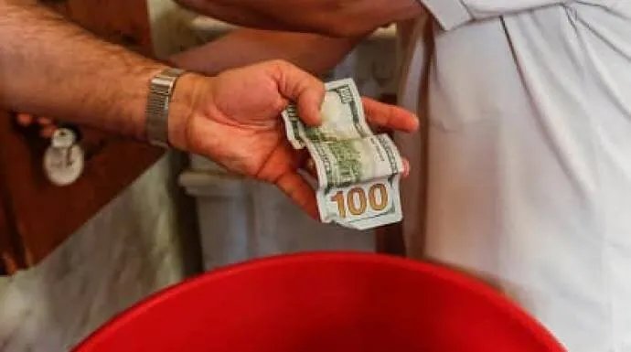 تراجع محدود في سعر صرف الليرة السورية في السوق السوداء مساء الاثنين