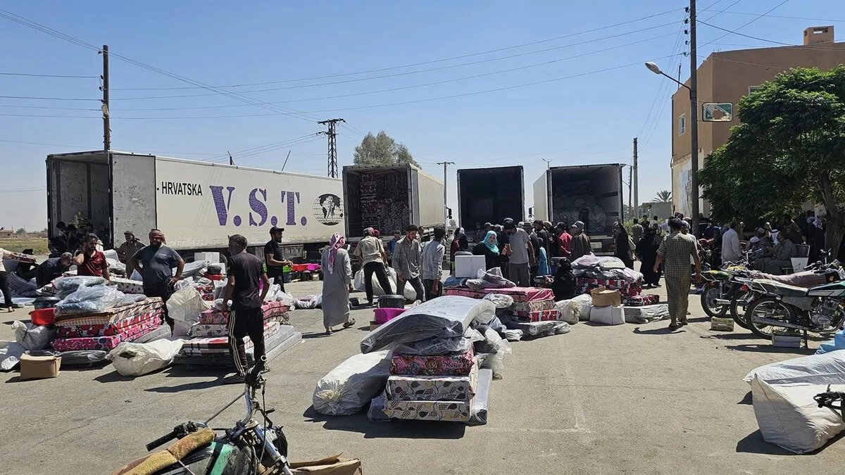 دير الزور: توزيع مساعدات إغاثية بالتعاون بين جهات محلية ودولية في موحسن