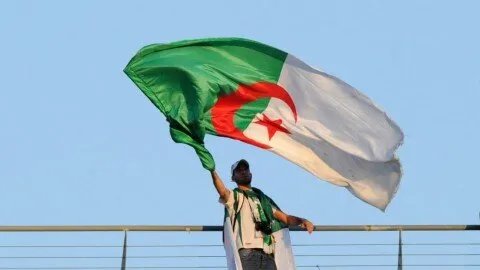 الجزائر ترد بقوة: تدافع عن طرد دبلوماسيين فرنسيين وتحمل وزير الداخلية الفرنسي مسؤولية التصعيد