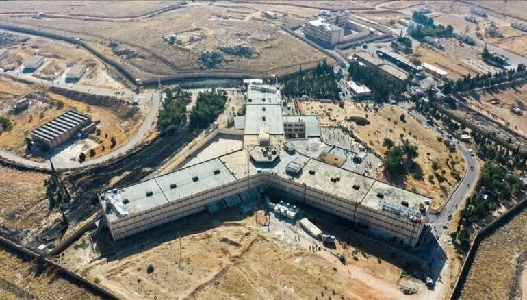 وثيقة مسربة تكشف عن مشروع تجسس بالكاميرات داخل سجن صيدنايا