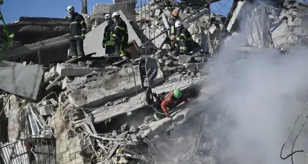 تصعيد في أوكرانيا: روسيا تواصل الضربات والاتحاد الأوروبي يستدعي مبعوث موسكو بعد استهداف كييف