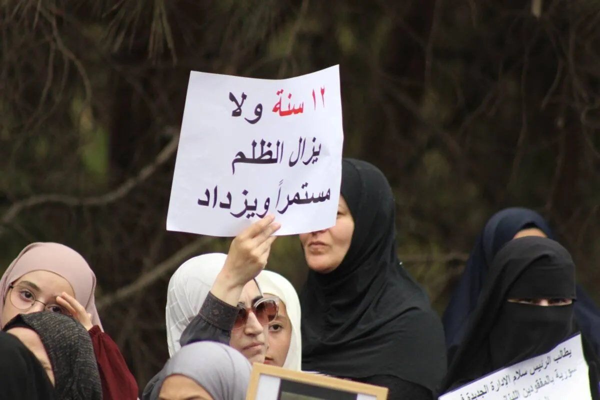 مأساة في السجون اللبنانية: مصير المعتقلين السوريين بين الإهمال والمساومة السياسية