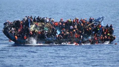 مأساة قبالة موريتانيا: مصرع 49 مهاجراً وفقدان نحو مئة في حادث انقلاب قارب