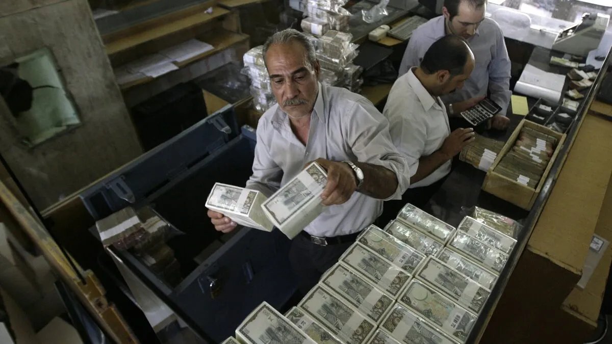 استقرار الليرة السورية مع محافظة الذهب على مستوياته المرتفعة
