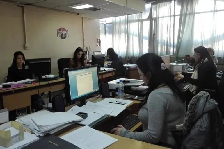 تعميم حكومي لإعادة الموظفين: خطوة نحو إصلاح الإدارة العامة في سوريا