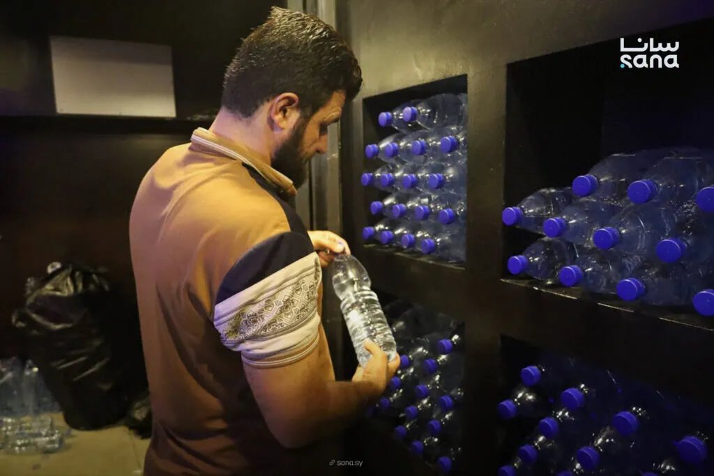 اللاذقية: ضبط معمل غير مرخص يعبئ مياه معدنية مزورة وإغلاقه فوراً
