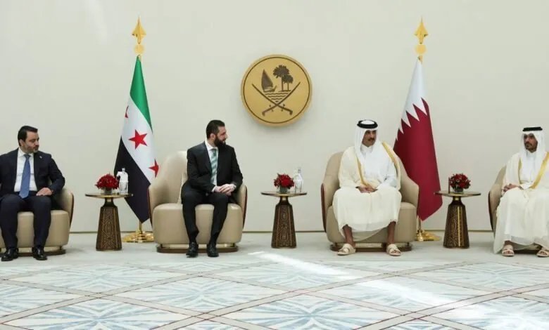 الرئيس الشرع ووزير الخارجية الشيباني في قطر: استقبال رسمي من الأمير تميم
